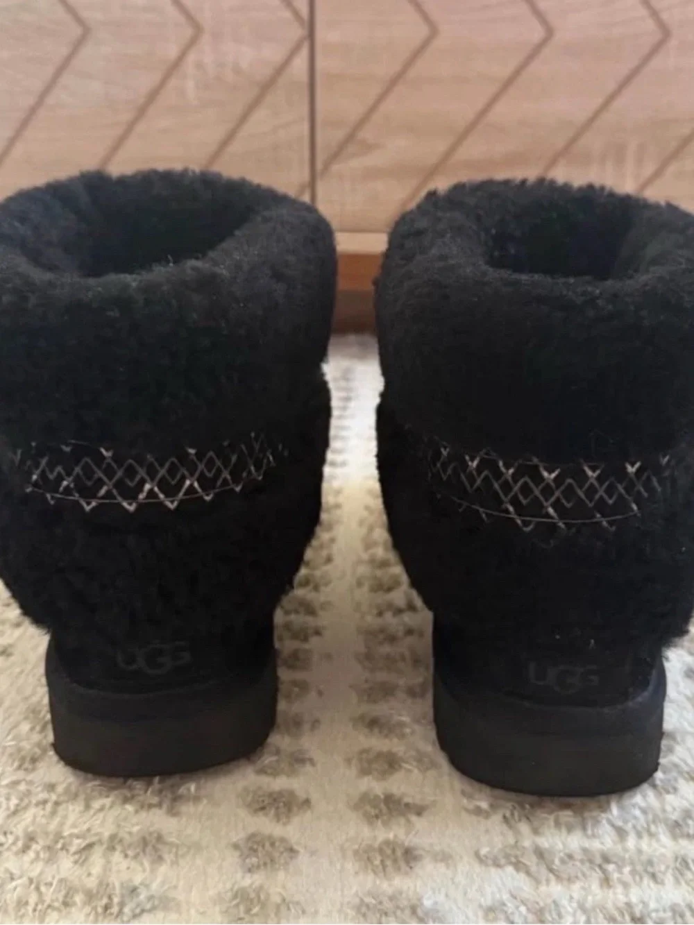 UGG BLACK MINI UGG BRAID CUFF SUEDE SHEEPSKIN ANKLE BOOTS SIZE US 8 WOMEN